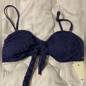 ROXY NWT Navy Blue Crochet Eyelet Sz-M Bikini Top